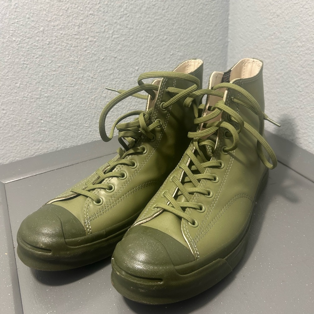Converse Olive Green High-Top,Very Good Condition and Quality. Very little wear.